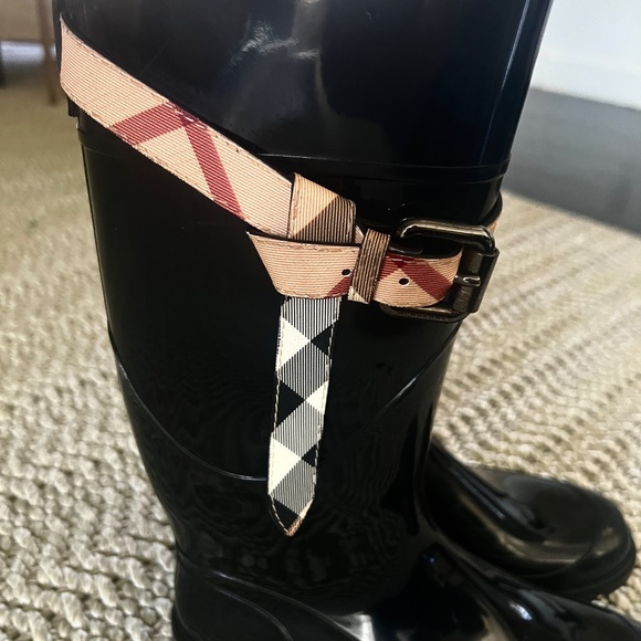 Pre-Owned Authentic Burberry Women's Nova Belt Rainboots - Size 37 - Picture 7 of 15